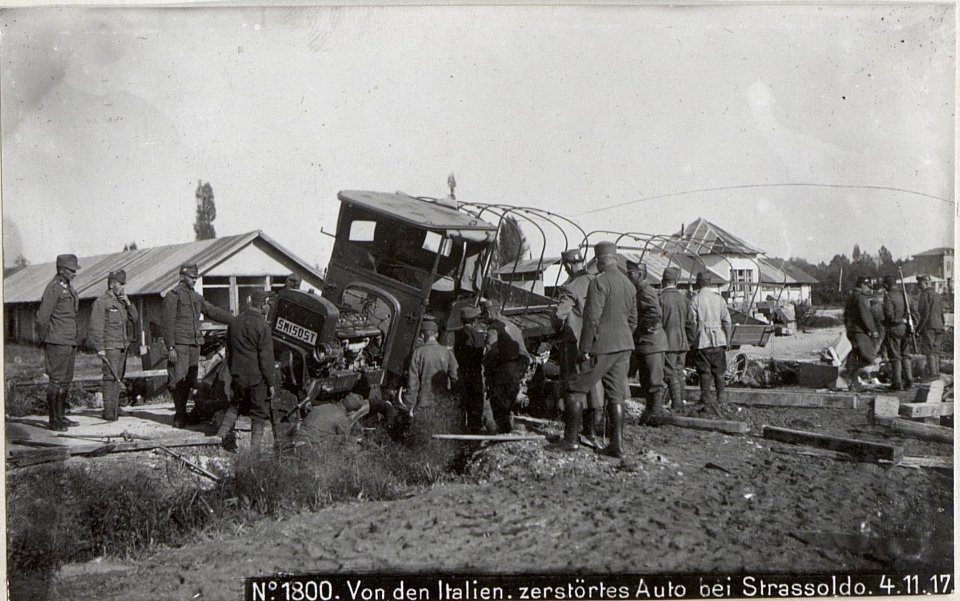 Von den Italien.zerstörtes Auto bei Strassoldo.4.11.17. (BildID 15609027)