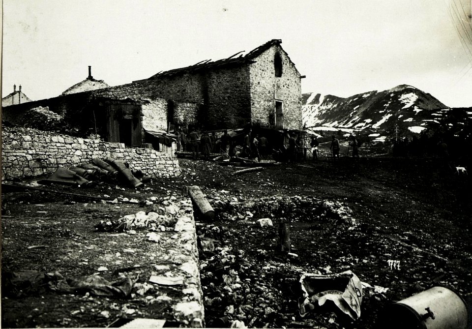 Von den Italienern niedergebranntes Schutzhaus mit Roiterrücken 2150m, rechts davon Sanitätsstation. (BildID 15587658)