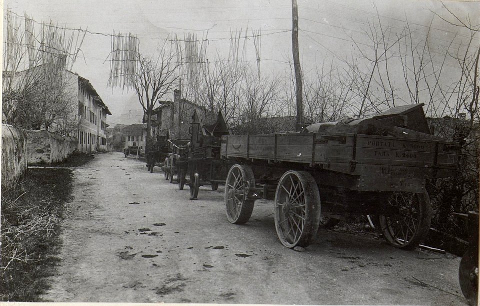 Von den Italienern im Stich gelassene Geschütze. Aufgenommen an der Strasse beim Isonzo-Görz. (Ende März. 1918.) (BildID 15664271)