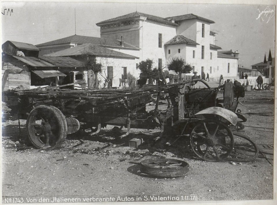 Von den Italienern verbrannte Autos in S.Valentino 1.11.17. (BildID 15608628)