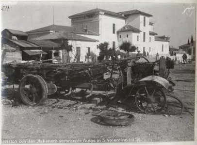 Von den Italienern verbrannte Autos in S.Valentino 1.11.17. (BildID 15608628)