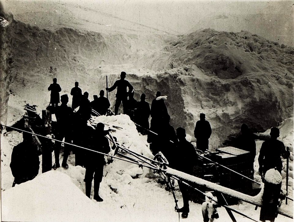 Von einer Schneelawine verschüttete Drahtseilbahn in der Ceremanaschlucht (BildID 15574290)