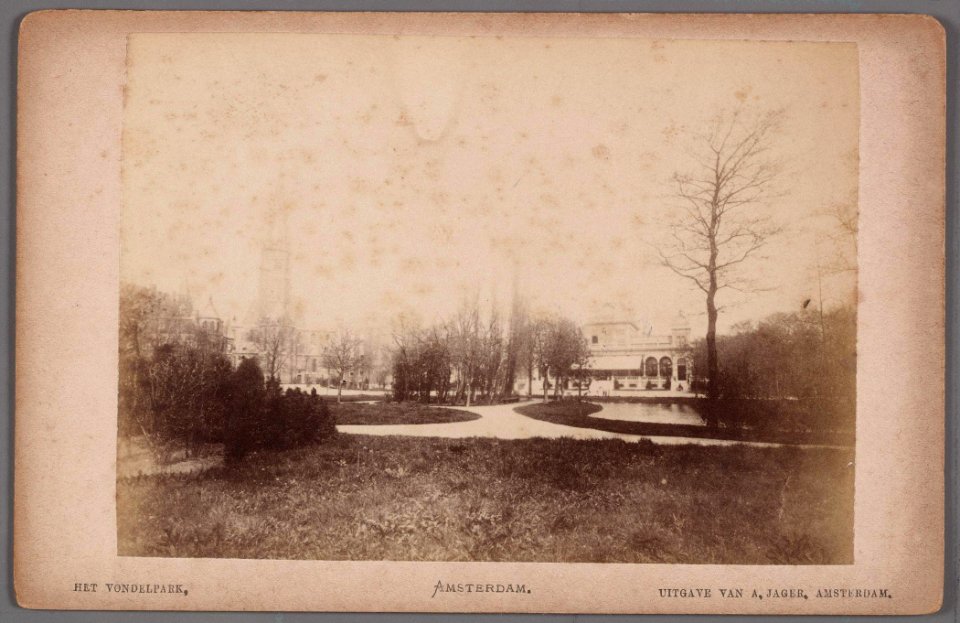 Vondelpark gezien naar de Vondelkerk en het Paviljoen 010005000887