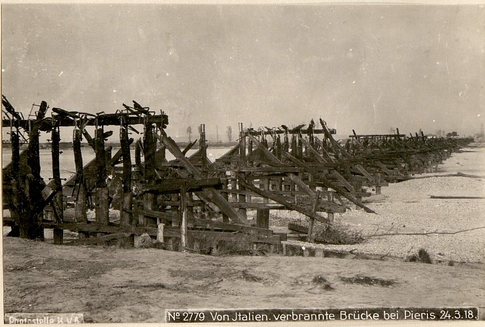Von Italien.verbrannte Brücke bei Pieris 24.3.18. (BildID 15617088)
