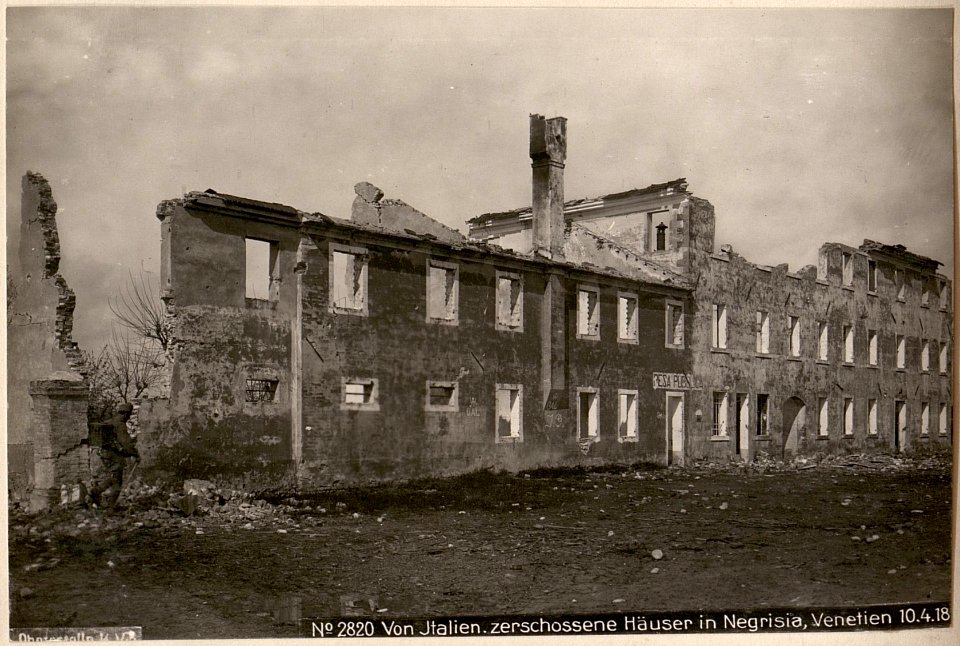 Von Italien.zerschossene Häuser in Negrisia, Venetien 10.4.18. (BildID 15617375)