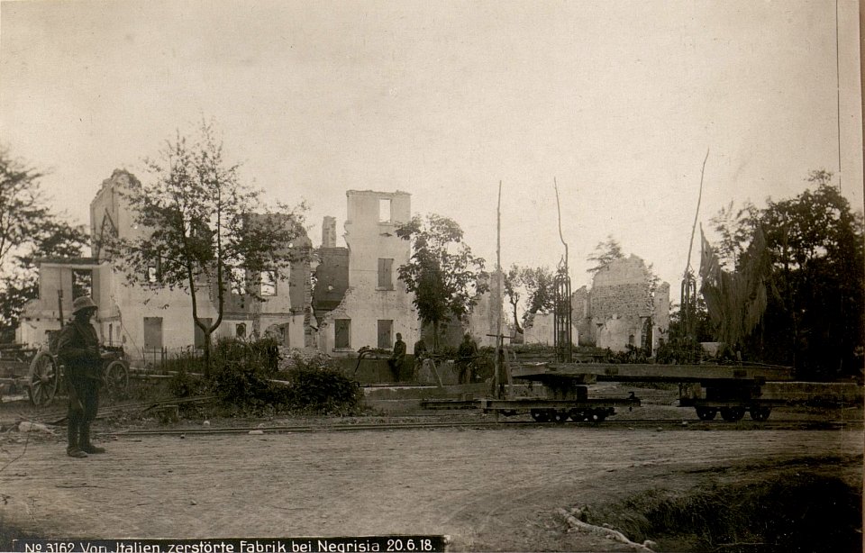 Von Italien.zerstörte Fabrik bei Negrisia 20.6.18. (BildID 15619520)
