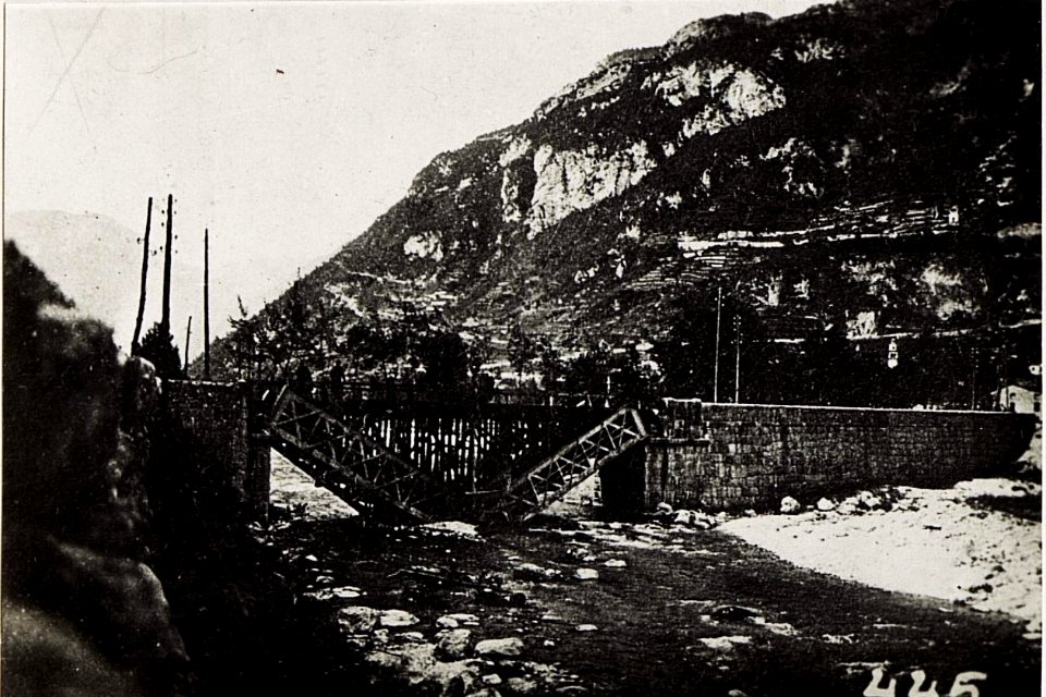 Von Italienern gesprengte Brücke bei Pedescala. (BildID 15576621)