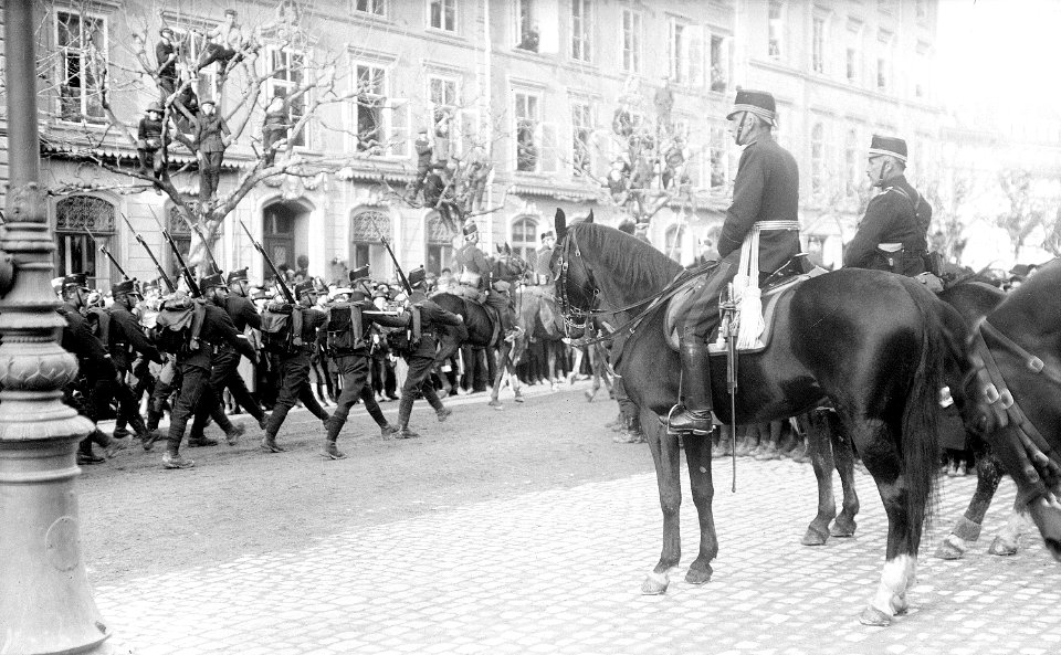 Von Sprecher mit Oberstlt Jegerlehner beim Defilee - CH-BAR - 3236869