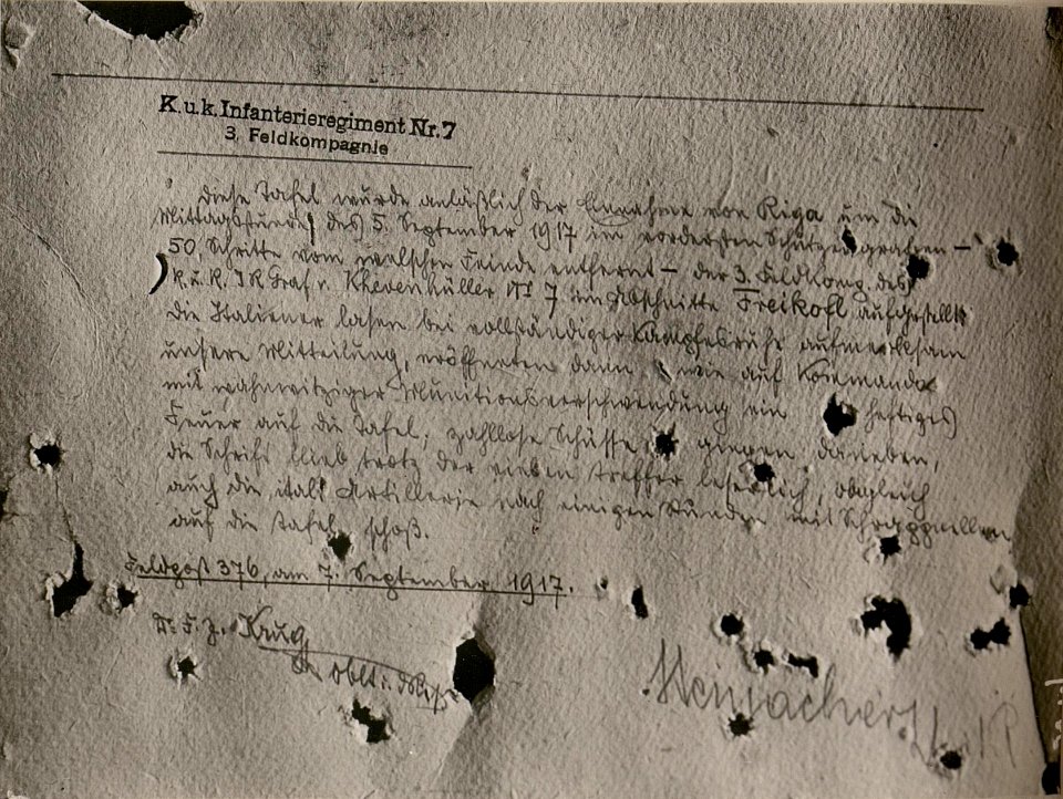Von unseren Truppen ausgesetzte Tafel am Freikofel anlässlich des Sieges der Deutschen bei Riga. (5-9.1917.) (BildID 15801473)