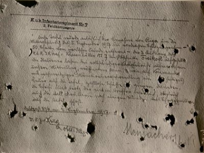 Von unseren Truppen ausgesetzte Tafel am Freikofel anlässlich des Sieges der Deutschen bei Riga. (5-9.1917.) (BildID 15801473)