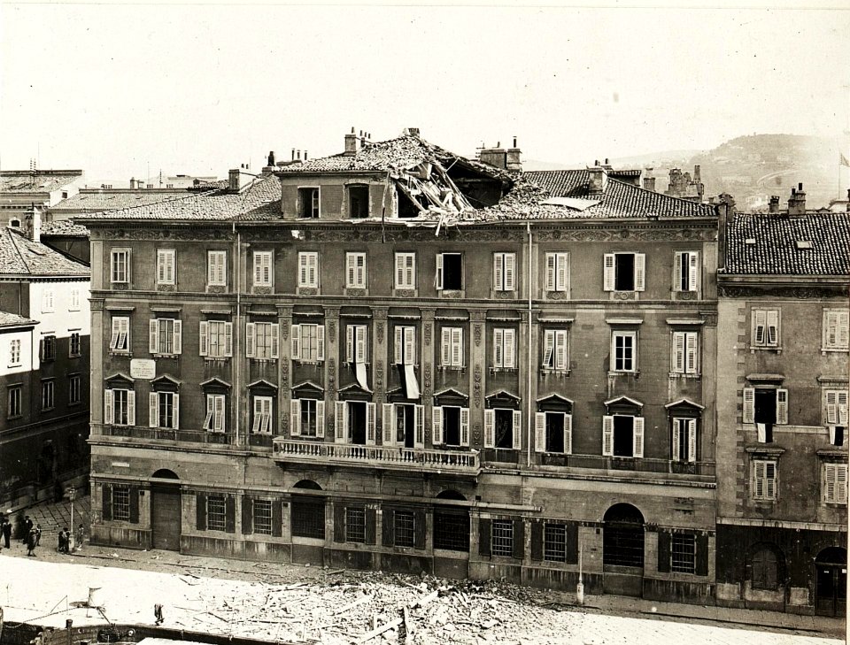 Von feindlicher Fliegerbombe getroffenes Haus in Triest (BildID 15595650)