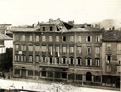 Von feindlicher Fliegerbombe getroffenes Haus in Triest (BildID 15595650)