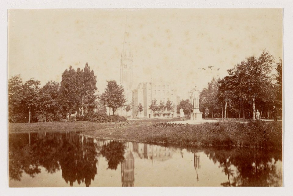 Vondelpark gezien naar Vondelkerk