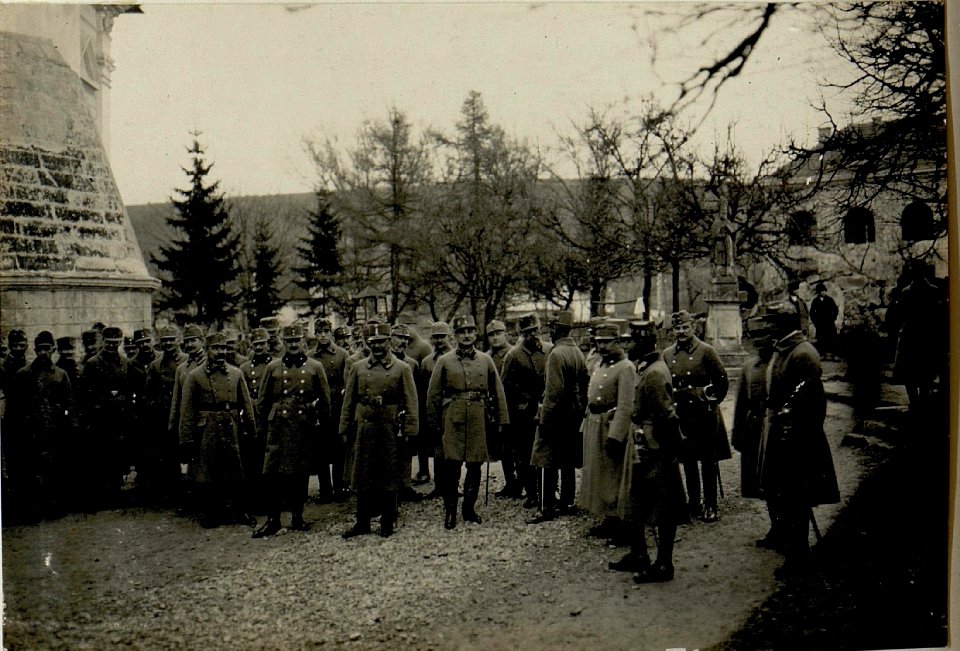 Vor dem Kirchengang, Ostern 1916 in Podhajce. (BildID 15521784)