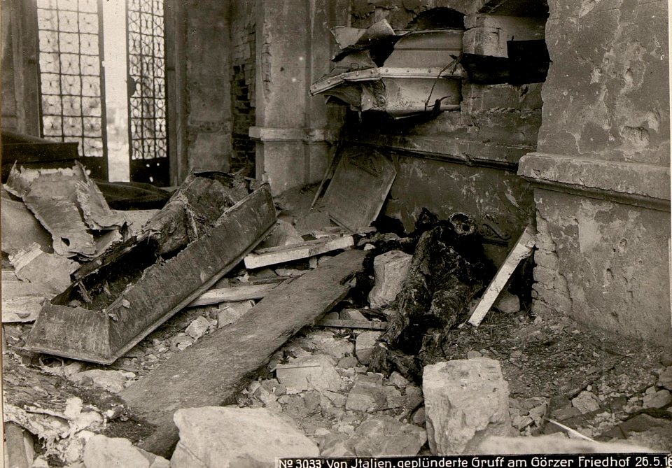 Von Italien.geplünderte Gruft im Görzer Friedhof 26.5.18. (BildID 15618867)