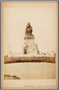 Vondelpark met beeld van Vondel, onthuld op 18 oktober 1867 De foto is gemaakt na de ophoging van het talud, begin 18 010005001790
