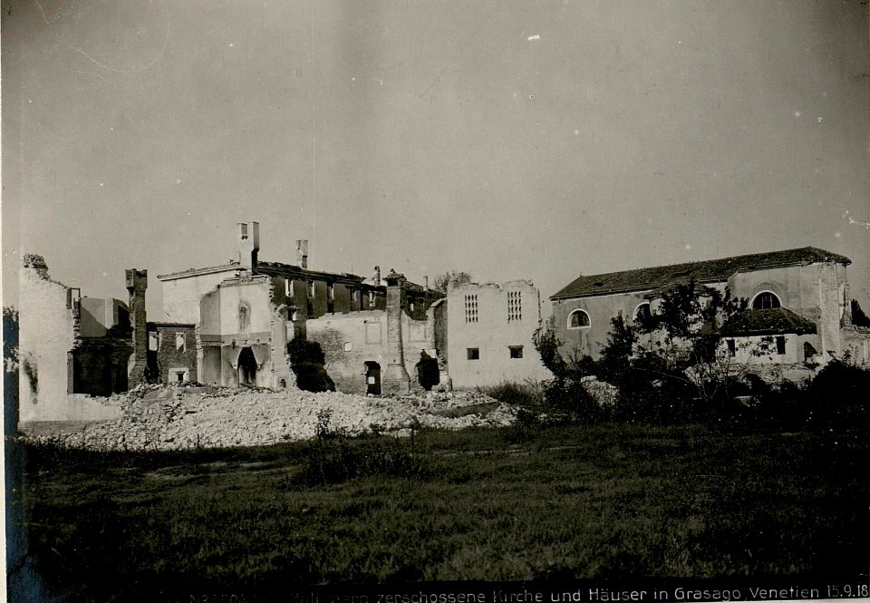 Von Italienern zerschossene Kirche und Häuser in Grasago, Venetien (BildID 15623930)