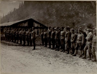 Vor der Defilierung der ausgezeichneten Mannschaft des FJB.in Soca. (BildID 15482776)