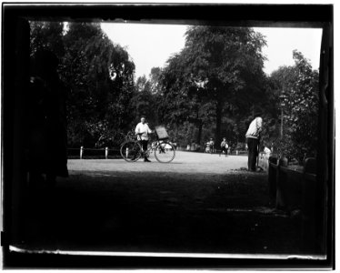 Vondelpark voor 1905 Man met fiets (max res)