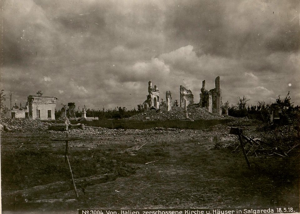 Von Italien.zerschossene Kirche u.Häuser in Salgareda 18.5.18. (BildID 15618664)