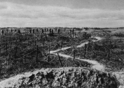 Vor Somme-Py während der Herbstschlacht in der Champagne vorgehende französische Sturmtruppen