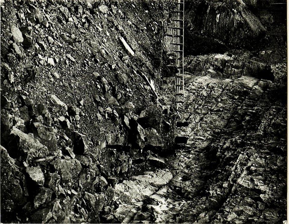 Von Italienern zerstörte Straße bei Cencenighe. (BildID 15417823)