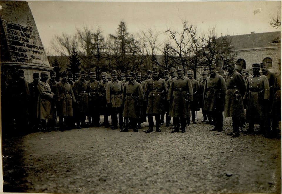 Vor dem Kirchengang, Ostern 1916 in Podhajce. (BildID 15521763)