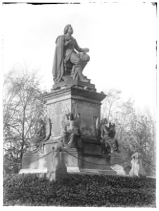 Vondelpark, Standbeeld Joost van den Vondel, 1895-11-13 (max res) photo