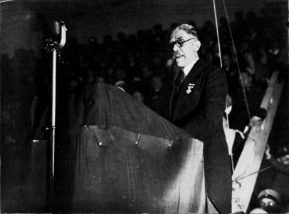 VonPapenDirigiéndoseALosCascosDeAceroEnElPalacioDeDeportes1933