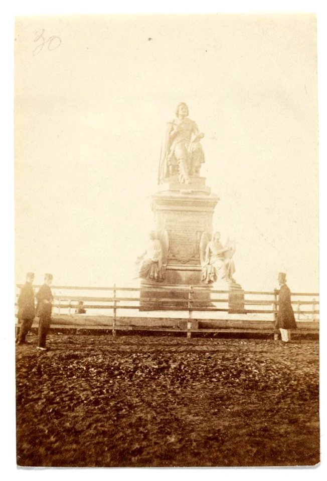 Vondelpark Gebroeders Douwes Damrak 69, Amsterdam bij het onthulde standbeeld van Vondel OSIM00001004076