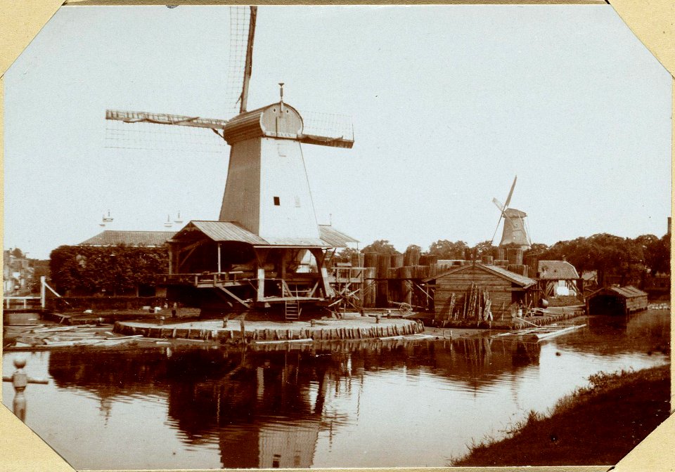 Voormalige houtzaagmolen buiten de Raambarrière, thans de Da Costakade Molen De Haan, gezien vanaf de Buitensingel, t 010094000703