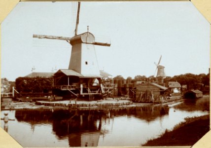 Voormalige houtzaagmolen buiten de Raambarrière, thans de Da Costakade Molen De Haan, gezien vanaf de Buitensingel, t 010094000703 photo