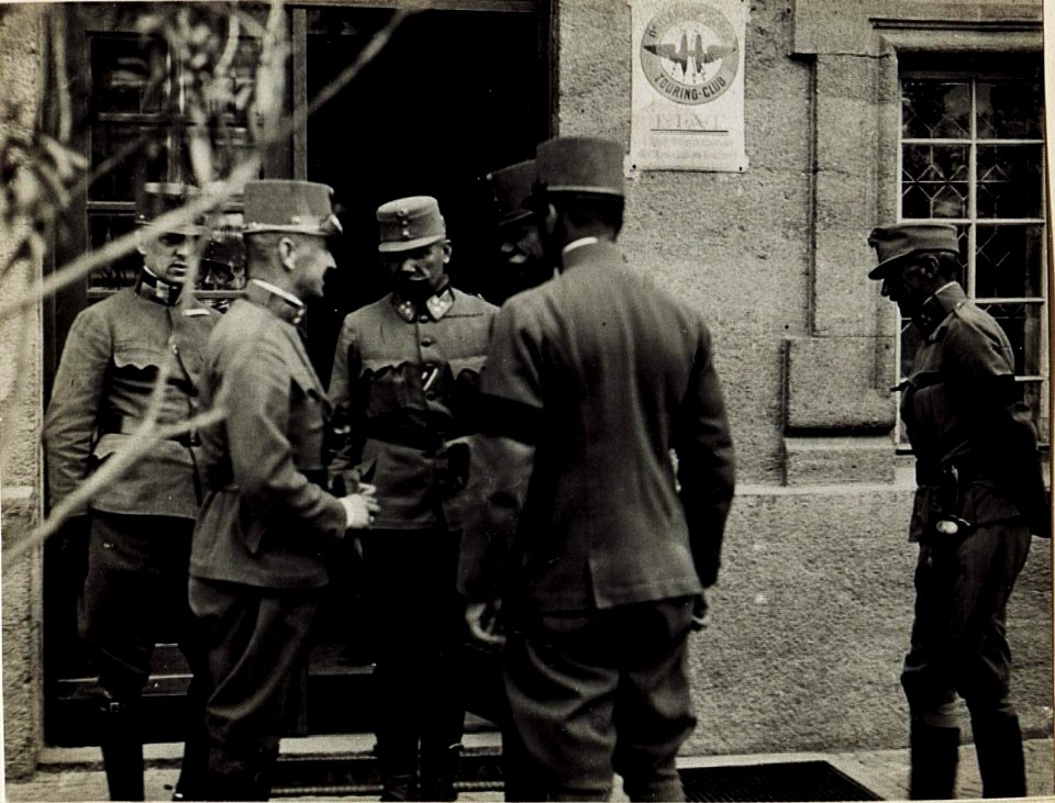 Vor dem 20. Korpskommmando, Hotel Tirol in Brixen. In der Türe, Generalstabschef Hohenberger, links Major Güttner, rechts Exzellenz von Roth und Rittmeister Coreth. (BildID 15584235)