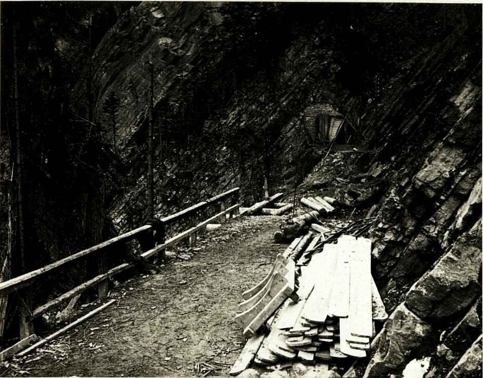 Vor Caprile, Gesprengte Straße vor dem Tunnel. (BildID 15417282)