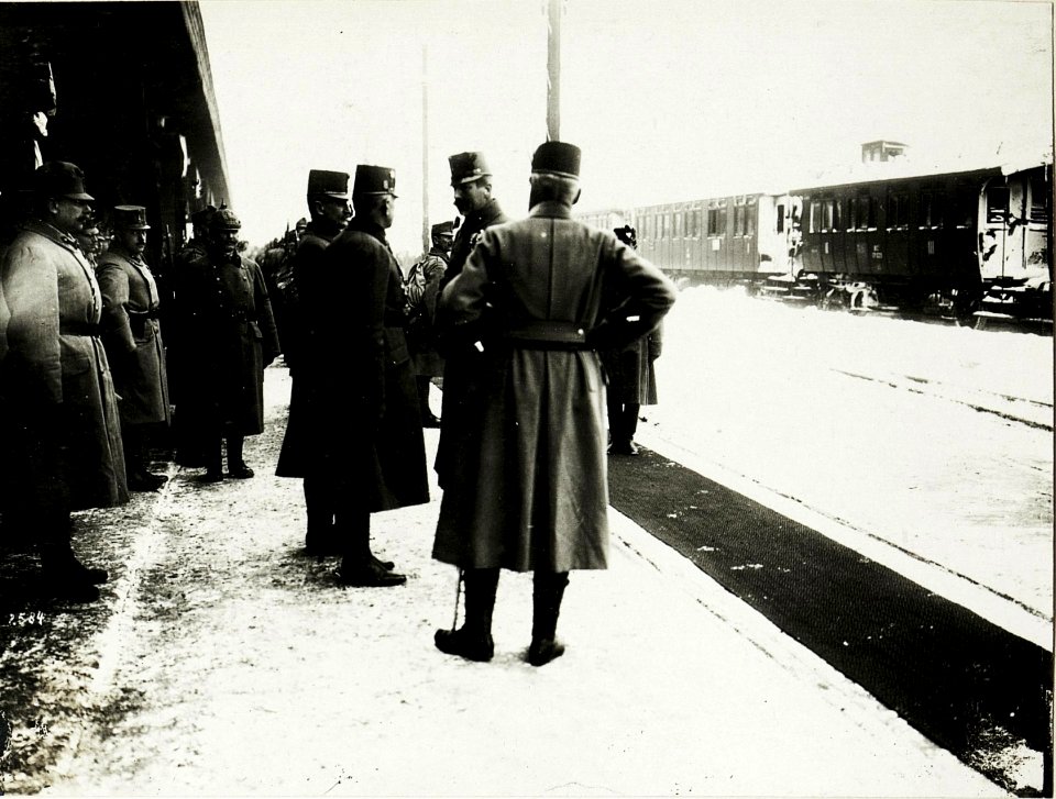 Vor dem Kaiserempfang in Bozen 15.1.1917, Erzherzog Eugen im Gespräch mit Exzellenz Roth und Exzellenz Goiginger. (BildID 15588141)