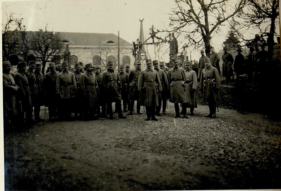 Vor dem Kirchengang, Ostern 1916 in Podhajce. (BildID 15521777)