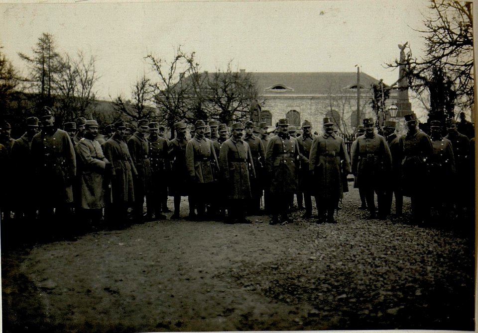 Vor dem Kirchengang, Ostern 1916, in Podhajce. (BildID 15521770)