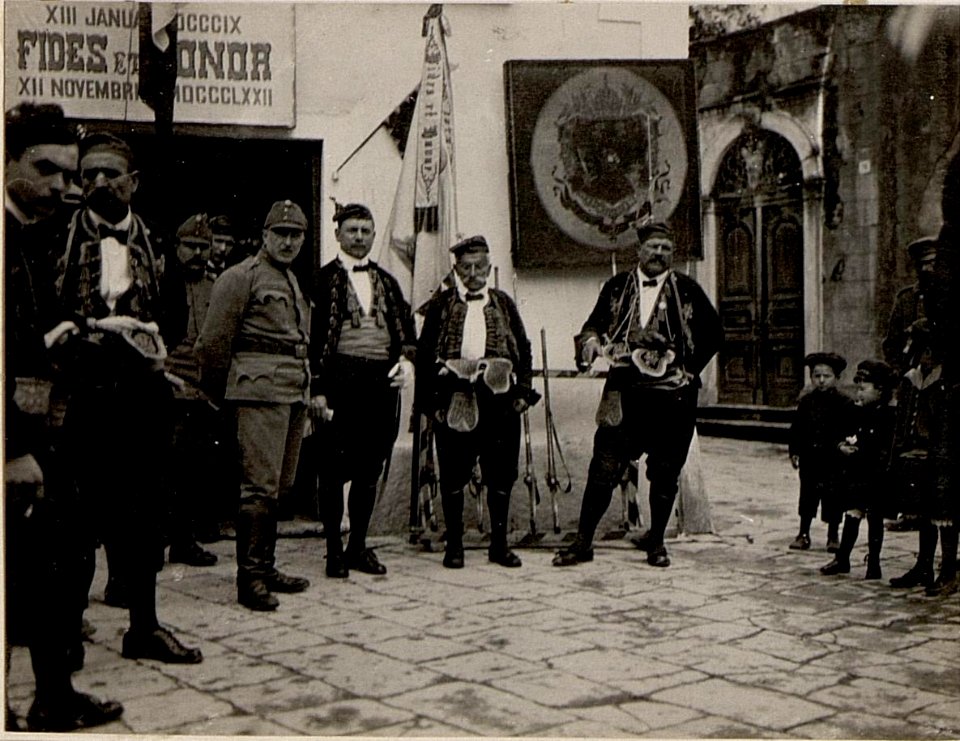 Vor dem Museum der Monarica. Aufgenommen, am 20. Februar 1916 in Cattaro. (BildID 15532528)