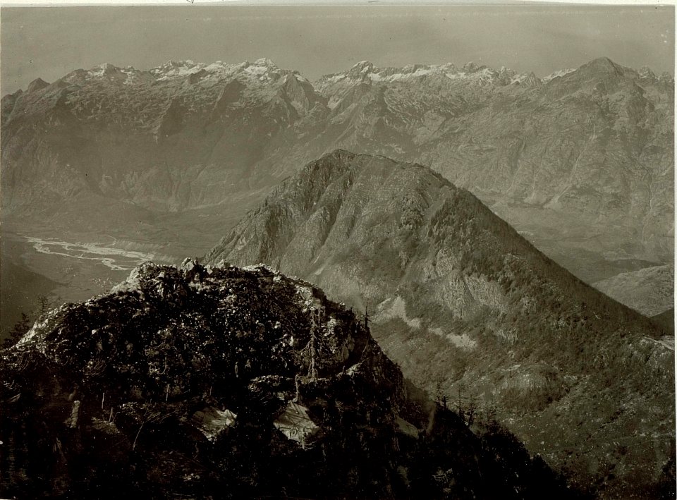 Vorgipfel des Vrsic, auf dem drei Maschinengewehre im Fels eingebaut sind, welche die neutrale Rippe unter verheerendes Feuer nehmen (BildID 15463492)