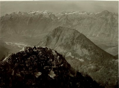 Vorgipfel des Vrsic, auf dem drei Maschinengewehre im Fels eingebaut sind, welche die neutrale Rippe unter verheerendes Feuer nehmen (BildID 15463492)