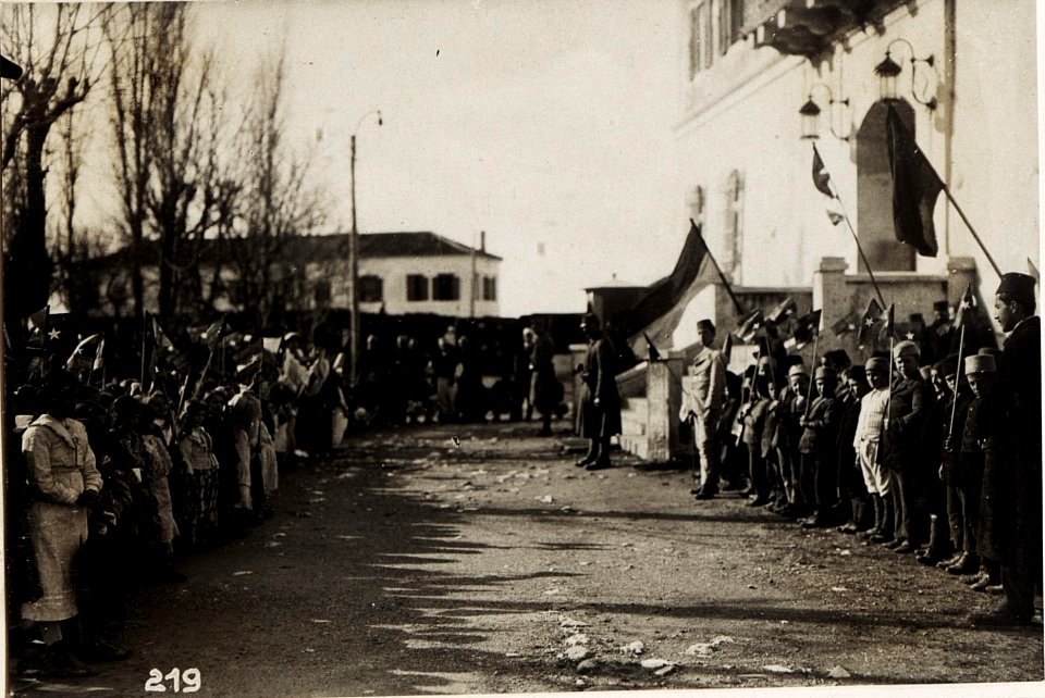 Vor der Huldigung der Schuljugend in Durazzo. (BildID 15573309)