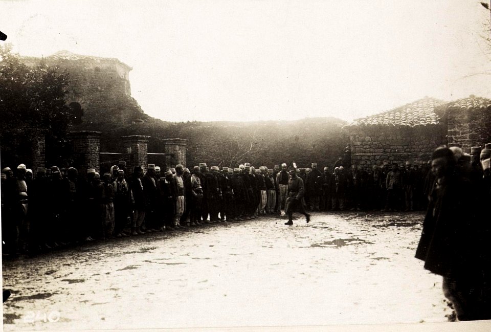Vor der Huldigung in Pekinj. (BildID 15571505)