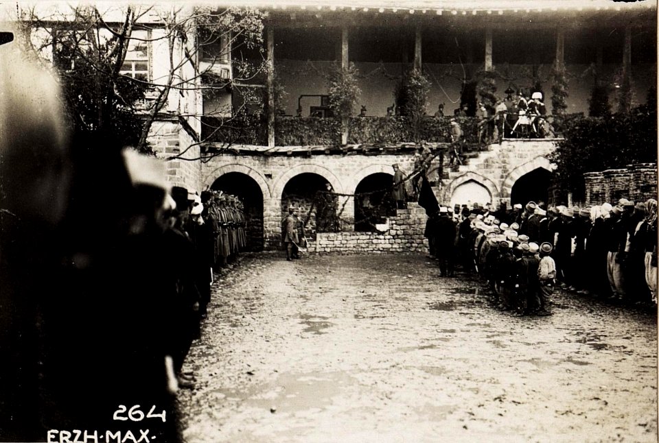 Vor der Huldigung in Pekinj. (BildID 15571673)