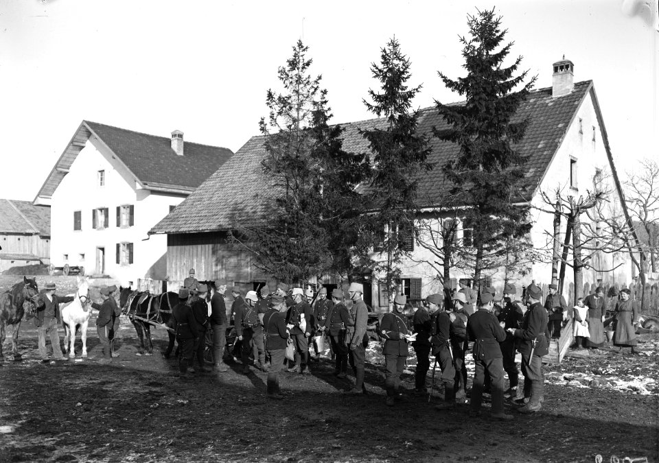 Vor der Soldatenstube in Pleigne - CH-BAR - 3241043