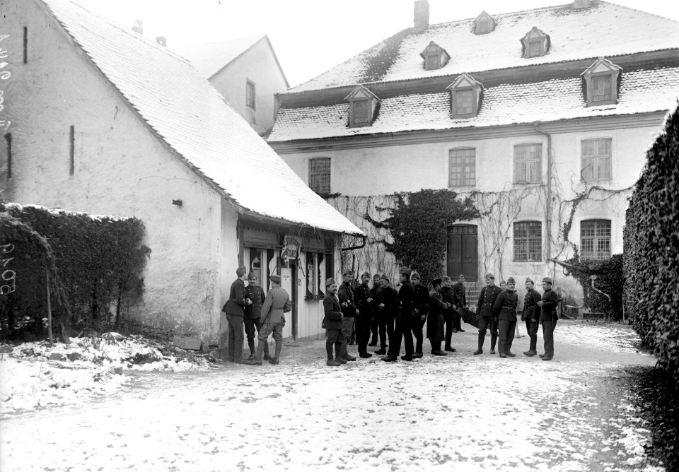 Vor der Soldatenstube in Soyhières - CH-BAR - 3241040