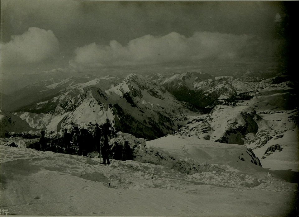 Vorgeschobene Feldwache Nr..4 auf dem Trögl mit Ausblick nach Nordwesten. Standpunkt, Etwas südöstlich von Kote 2040. Trögl. (BildID 15467773)