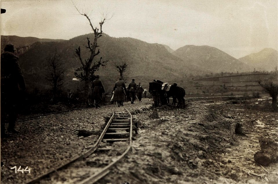 Vor Besteigung der Pferde auf der Strasse nach Feru. (BildID 15573105)