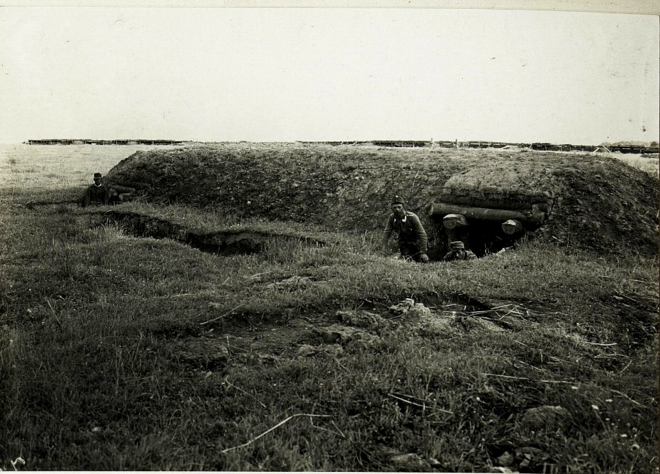 Vorbereitete Russische Stellung bei Stryj. (Unterkünfte mit Blick zur Schützenlinie.) (BildID 15431023)