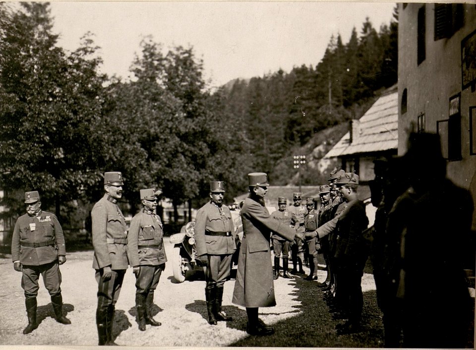 Vorstellung der Herrn Offiziere. (4-6.1917.) (BildID 15798824)