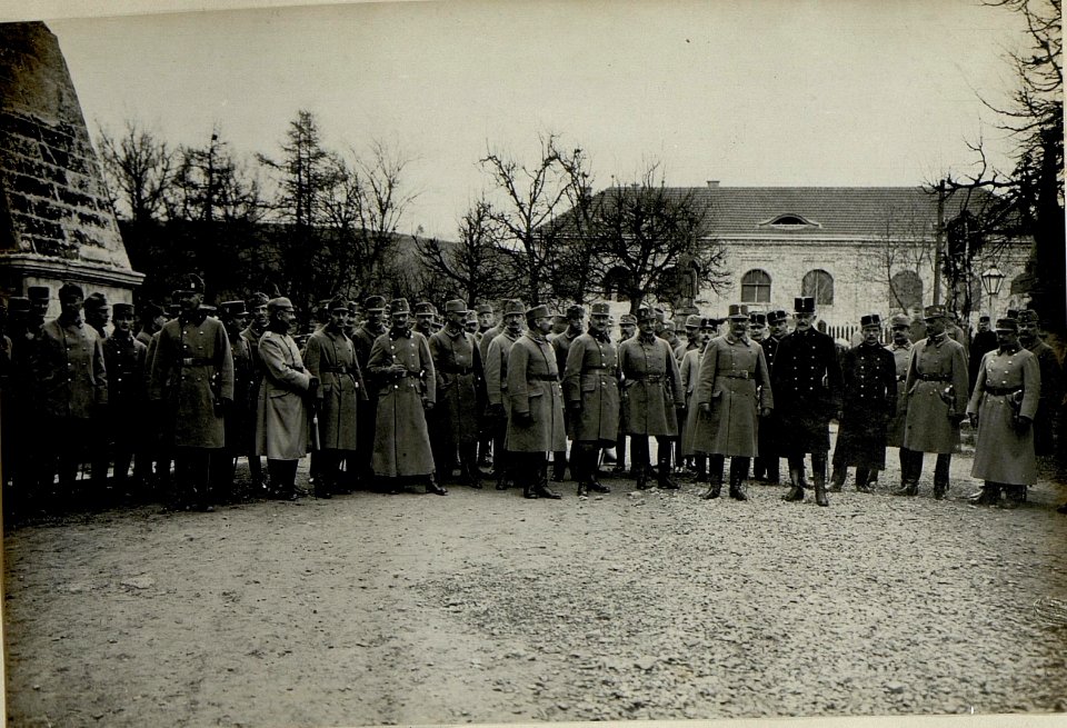 Vor dem Kirchengang, Ostern 1916, in Podhajce. (BildID 15521749)